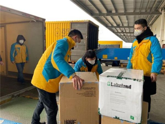 蘇寧捐贈的防疫物資正在裝車，準(zhǔn)備前往疫情中心武漢