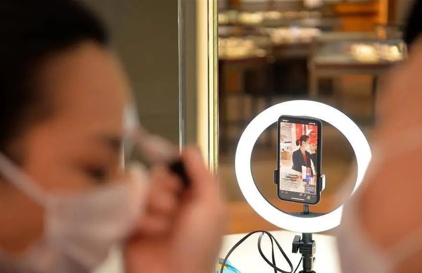 &ldquo;持證上崗&rdquo;新規(guī)落地 規(guī)范專業(yè)類網(wǎng)絡(luò)直播