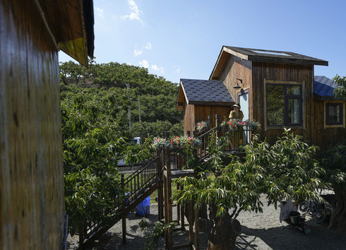 民宿走俏　&ldquo;照騙&rdquo;泛濫 民宿變&ldquo;民訴&rdquo;　原因?yàn)槟陌悖? /></a>
<p>民宿行業(yè)迎來(lái)接待熱潮，但也出現(xiàn)一些民宿商家借各種套路侵害消費(fèi)者權(quán)益的情況。</p>
<div   id=