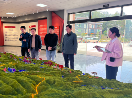 著名青年雕塑家賈維克來(lái)石阡開(kāi)展公益創(chuàng)作采風(fēng)