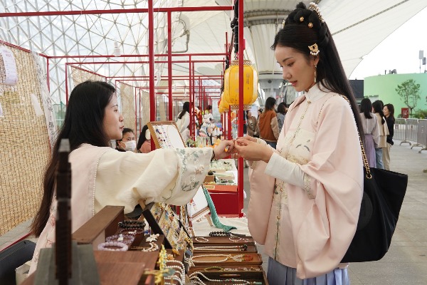 &ldquo;新中式&rdquo;服裝火到&ldquo;出圈&rdquo;，&ldquo;國潮&rdquo;如何變熱潮？